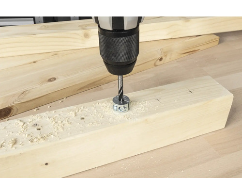 Vŕtačka vŕta otvor do drevenej dosky s hĺbkovým dorazom