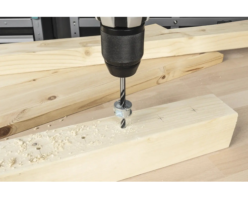 Vrták do dreva vŕta otvor do drevenej dosky