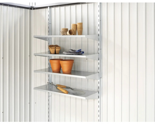 Regálový systém so záhradnými potrebami na bielej stene