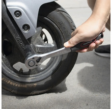 Uťahovanie motocyklovej pneumatiky račňou.