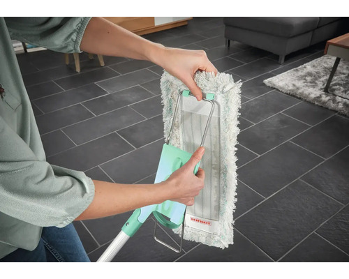 Osoba vymieňa návlek mopu Leifheit.