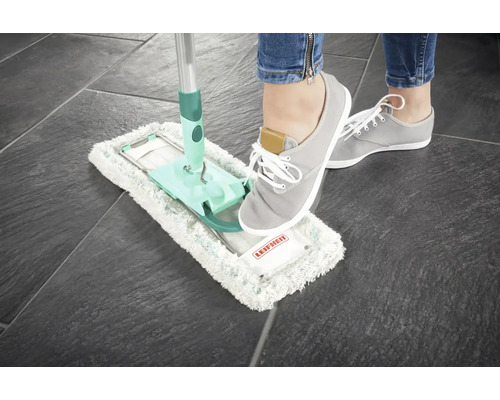 Plochý mopovací systém s nohou na čistiacej ploche na dlaždicovej podlahe
