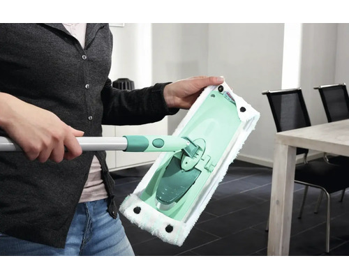 Žena drží v ruke mop na podlahu s návlekom z mikrovlákna