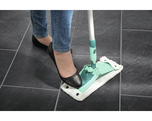 Žena používa mop na dlažbe