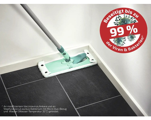 Mop na dlaždicovej podlahe s informáciou o 99-percentnej likvidácii vírusov a baktérií