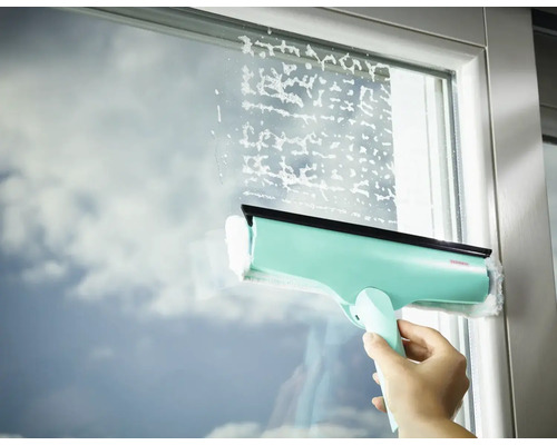 Čistenie okien pomocou stierky na okná