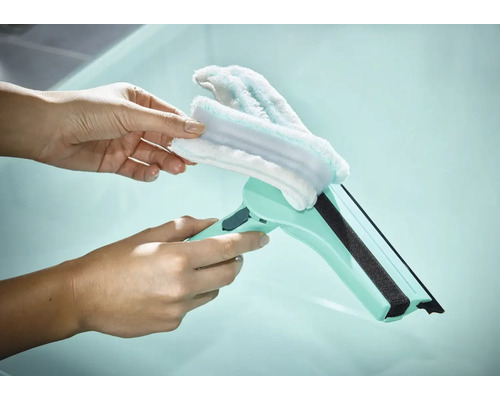 Stierka na okná s odnímateľným návlekom z mikrovlákna v rukách