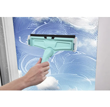 Čistič okien v akcii na sklenenom povrchu