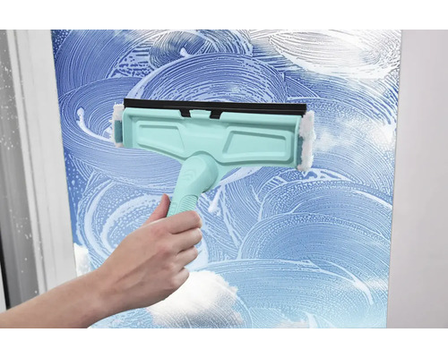 Čistič okien v akcii na sklenenom povrchu