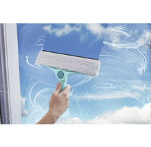 Čistič okien s handričkou a stierkou používaný na okennú tabuľu