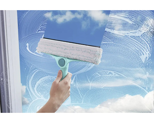 Čistič okien s handričkou a stierkou používaný na okennú tabuľu