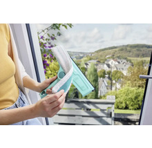 Žena používa stierku na okná s návlekom z mikrovlákna na čistenie okna