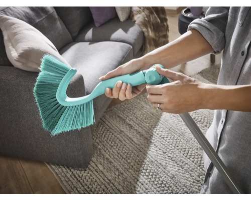 Prachovka s teleskopickou rukoväťou sa používa na pohovke