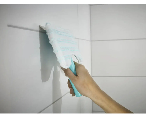 Ruka utiera dlaždice plochým mopom