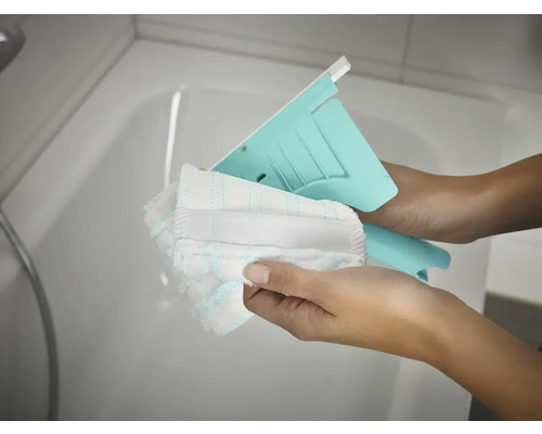 Stierka s umývateľným poťahom v rukách pred vaňou