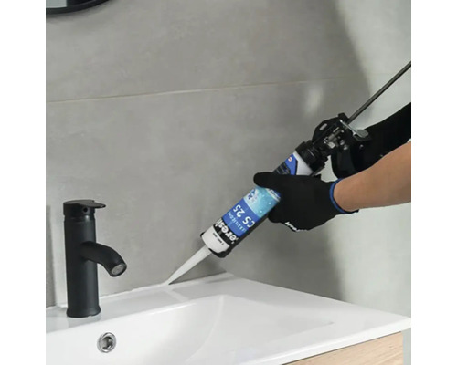 Aplikácia tesniaceho prostriedku z kartuše v kúpeľni