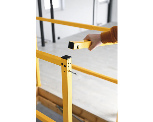 Montáž lešenia so skrutkami na upevnenie prvkov