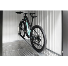 E-horský bicykel na rampe v sklade.