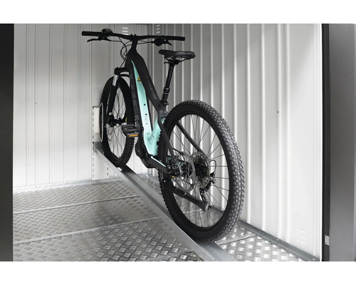 E-horský bicykel na rampe v sklade.