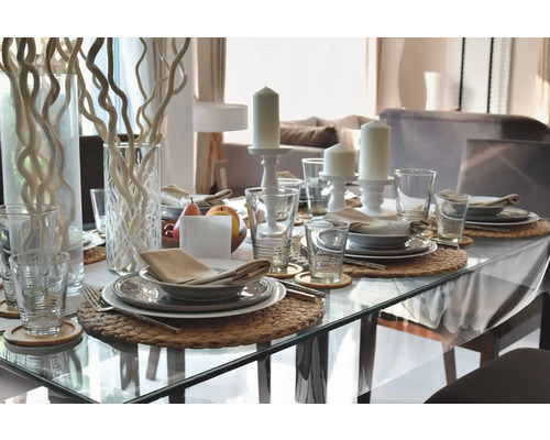 Slávnostne prestretý jedálenský stôl s riadom, pohármi, sviečkami a dekoráciou