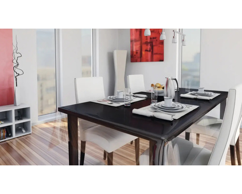 Svetlá jedáleň s jedálenským stolom a stoličkami