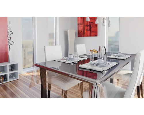 Jedálenský stôl s prestieraním a stoličkami v svetlej jedálni