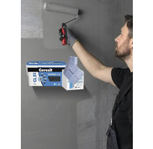 Muž natiera stenu tmelom a tesniacou páskou Ceresit Express 1-K