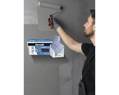 Muž natiera stenu tmelom a tesniacou páskou Ceresit Express 1-K