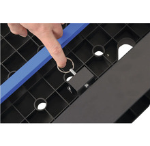 Detail montážneho dielu na čiernom plastovom regáli