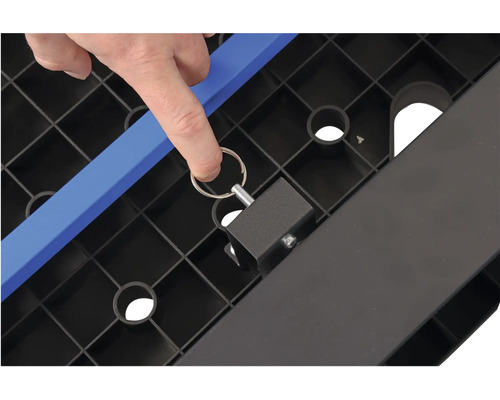 Detail montážneho dielu na čiernom plastovom regáli