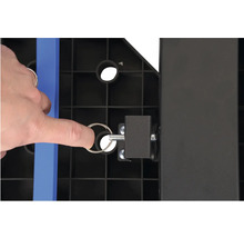 Detailný pohľad na poistný kolík na transportnom vozíku