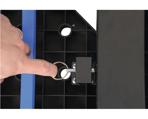 Detailný pohľad na poistný kolík na transportnom vozíku