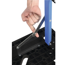 Osoba obsluhuje pracovný stôl.