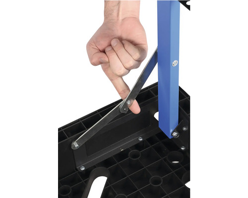 Osoba obsluhuje pracovný stôl.