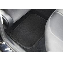 Čierna podlahová rohož v priestore pre nohy automobilu.