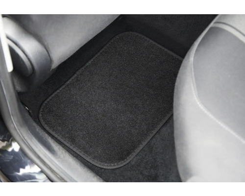 Čierna podlahová rohož v priestore pre nohy automobilu.