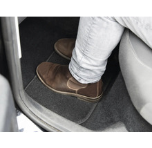 Priestor pre nohy v aute s podlahovou rohožou a koženou topánkou