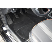 Čierna podložka do auta v priestore pre nohy automobilu