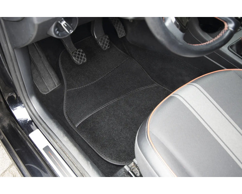 Čierna podložka do auta v priestore pre nohy automobilu