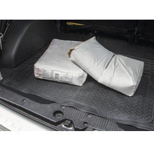 Dva vrecia cementu v kufri auta.