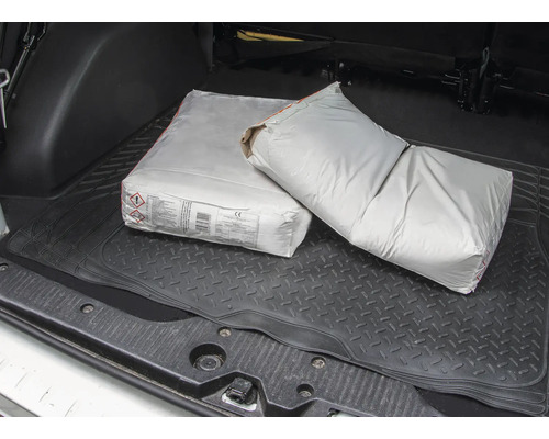 Dva vrecia cementu v kufri auta.