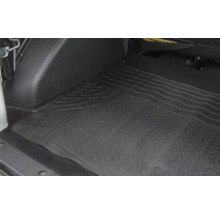 Čierna gumová podlahová rohož do interiéru vozidla s vrúbkovaným vzorom