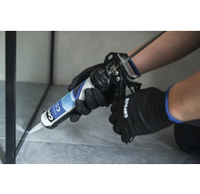 Nanášanie tmelu pomocou pištole na kartuše na kovový roh