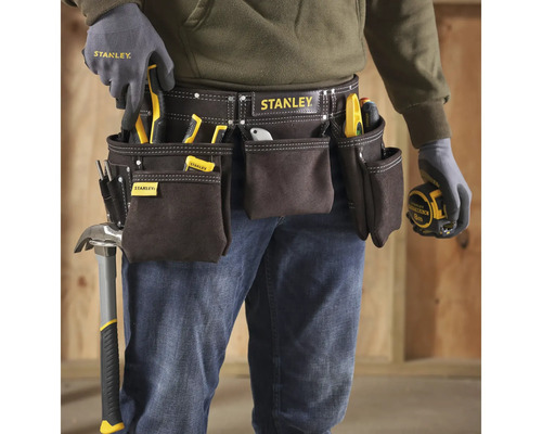Remeselník s opaskom na náradie značky Stanley, vybavený rôznym náradím