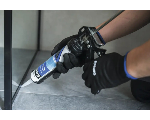 Používateľ utesňuje škáry pomocou kartuše a sanitárneho silikónu.