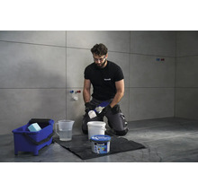 Obkladač pracuje s cementovou škárovacou hmotou Ceresit v kúpeľni