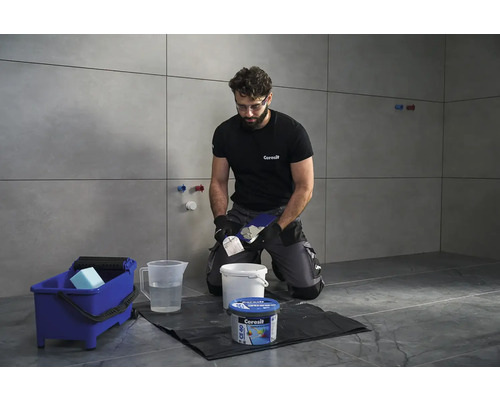 Obkladač pracuje s cementovou škárovacou hmotou Ceresit v kúpeľni