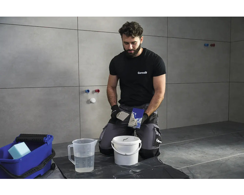 Obkladač pri práci s náradím a materiálmi na obkladanie.