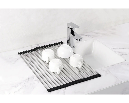 Drez s odkvapkávačom, vodovodnou batériou a šálkami