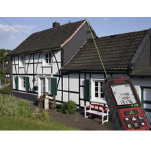 Laserový diaľkomer meria výšku strechy domu